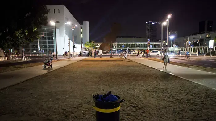 שדרת רוטשילד ריקה אחרי פינוי האוהלים בצהריים, ספטמבר 2011 שדרת רוטשילד ריקה אחרי פינוי האוהלים בצהריים, ספטמבר 2011