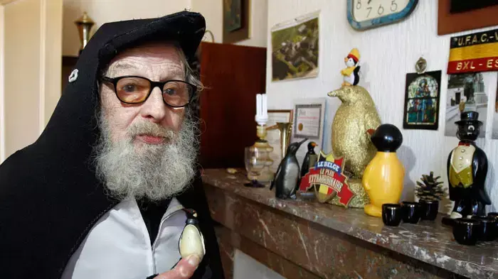 אלפרד דיוויד, פנסיונר מבריסל שסובל מצליעה רבת שנים ברגלו, ומכונה "איש הפינגווין". בלגיה, אוקטובר 2011 אלפרד דיוויד, פנסיונר מבריסל שסובל מצליעה רבת שנים ברגלו, ומכונה "איש הפינגווין". בלגיה, אוקטובר 2011