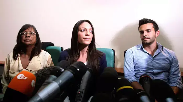 משפחתה של מרדית קרצ'ר, כמה שעות לפני הכרעת הדין, איטליה, אוקטובר 2011 משפחתה של מרדית קרצ'ר, כמה שעות לפני הכרעת הדין, איטליה, אוקטובר 2011