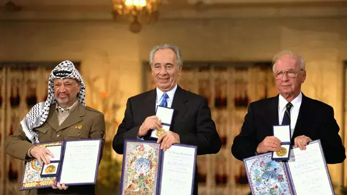 שמעון פרס יצחק רבין ויאסר ערפאת בטקס קבלת פרס נובל שמעון פרס יצחק רבין ויאסר ערפאת בטקס קבלת פרס נובל