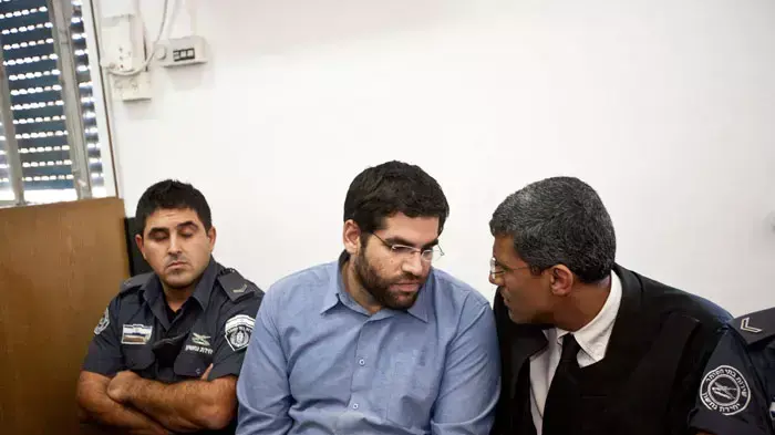 הקראת כתב האישום נגד דניאל מעוז, הנאשם ברצח הוריו, אוקטובר 2011 הקראת כתב האישום נגד דניאל מעוז, הנאשם ברצח הוריו, אוקטובר 2011