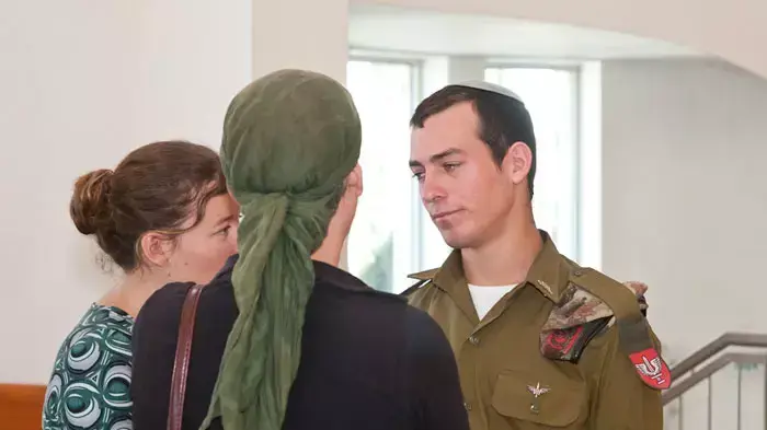 דיון בעתירה של הצוער שהודח מבה"ד 1 בעקבות שירת נשים, ספטמבר 2011 דיון בעתירה של הצוער שהודח מבה"ד 1 בעקבות שירת נשים, ספטמבר 2011