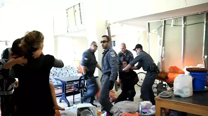 שוטרי יס"מ מפנים בכוח משפחה