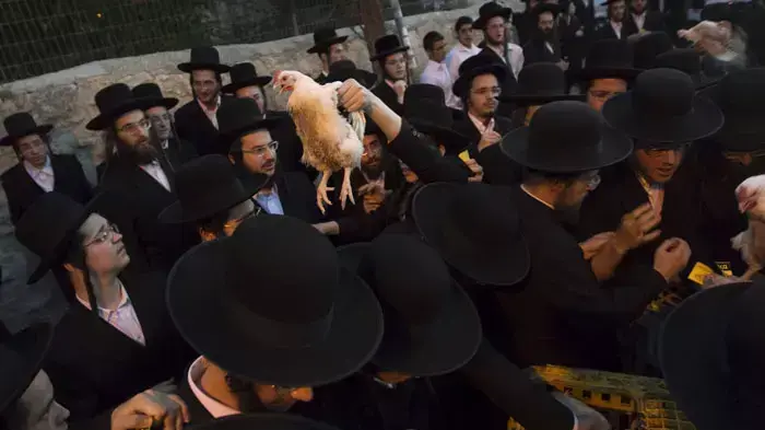 חרדים בשכונת מאה שערים בירושלים בטקס כפרות, 5 אוקטובר 2011