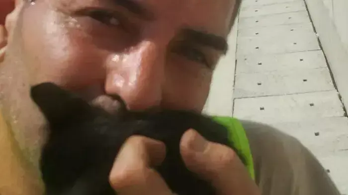 אבי קוזי, מציל ומחלץ חיות, עם גור חתול שחור אבי קוזי, מציל ומחלץ חיות, עם גור חתול שחור