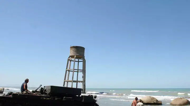 טנק גורר מבנה משוריין שנסחף אל חוף הים, טירנה, אלבניה טנק גורר מבנה משוריין שנסחף אל חוף הים, טירנה, אלבניה
