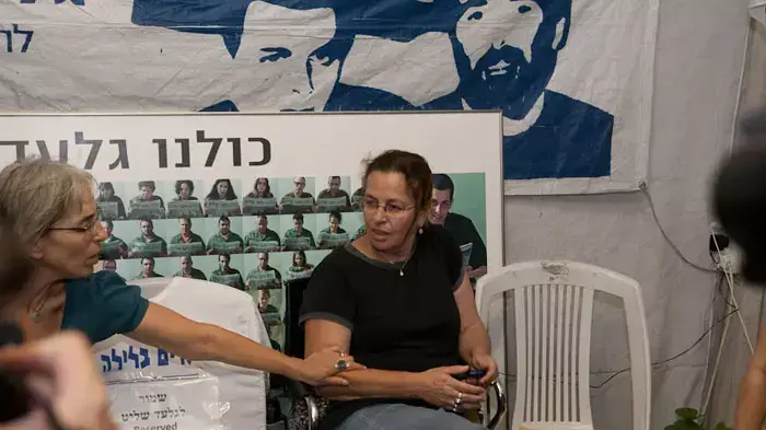 אביבה שליט במאהל שליט ביום של העסקה, אוקטובר 2011