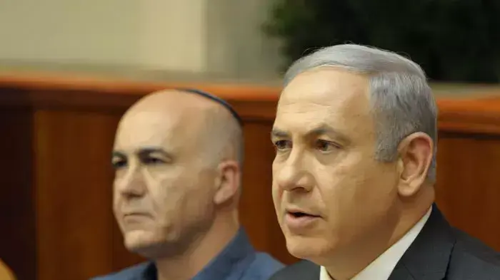 ראש הממשלה בנימין נתניהו בפתח ישיבת הממשלה בנושא שיחרור גלעד שליט, אוקטובר 2011 ראש הממשלה בנימין נתניהו בפתח ישיבת הממשלה בנושא שיחרור גלעד שליט, אוקטובר 2011