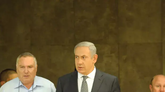 ראש הממשלה בנימין נתניהו בפתח ישיבת הממשלה בנושא שיחרור גלעד שליט, אוקטובר 2011. ראש הממשלה בנימין נתניהו בפתח ישיבת הממשלה בנושא שיחרור גלעד שליט, אוקטובר 2011.