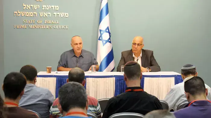 ראש השב"כ יורם כהן והשליח המיוחד למשא ומתן לשחרור גלעד שליט דוד מידן בעת תדרוך כתבים במשרד ראש הממשלה בירושלים, אוקטובר 2011 ראש השב"כ יורם כהן והשליח המיוחד למשא ומתן לשחרור גלעד שליט דוד מידן בעת תדרוך כתבים במשרד ראש הממשלה בירושלים, אוקטובר 2011