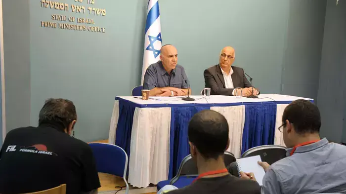 ראש השב"כ יורם כהן והשליח המיוחד למשא ומתן לשחרור גלעד שליט דוד מידן בעת תדרוך כתבים במשרד ראש הממשלה בירושלים, אוקטובר 2011