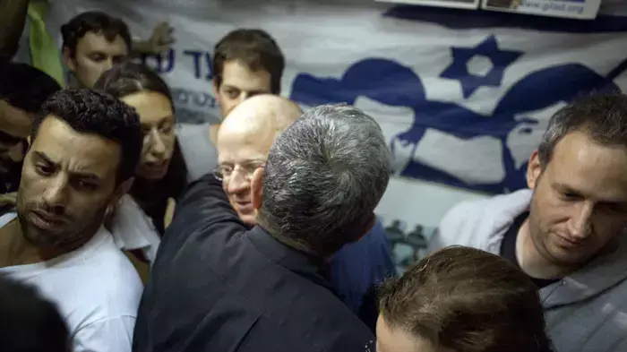 נועם שליט ושר הביטחון אהוד ברק לאחר אישור הממשלה את שחרורו של גלעד שליט, אוקטובר 2011 נועם שליט ושר הביטחון אהוד ברק לאחר אישור הממשלה את שחרורו של גלעד שליט, אוקטובר 2011