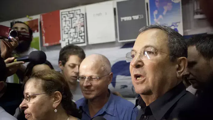 נועם שליט , אביבה שליט ושר הביטחון אהוד ברק לאחר אישור הממשלה את שחרורו של גלעד שליט, אוקטובר 2011 נועם שליט , אביבה שליט ושר הביטחון אהוד ברק לאחר אישור הממשלה את שחרורו של גלעד שליט, אוקטובר 2011