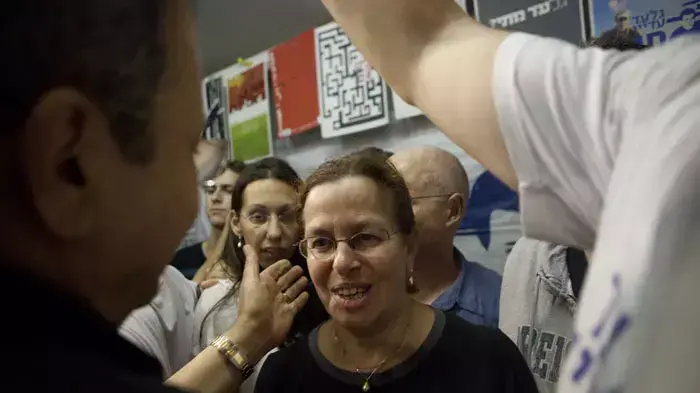 אביבה שליט ויערה וינקלר לאחר אישור הממשלה את שחרורו של גלעד שליט, אוקטובר 2011 אביבה שליט ויערה וינקלר לאחר אישור הממשלה את שחרורו של גלעד שליט, אוקטובר 2011