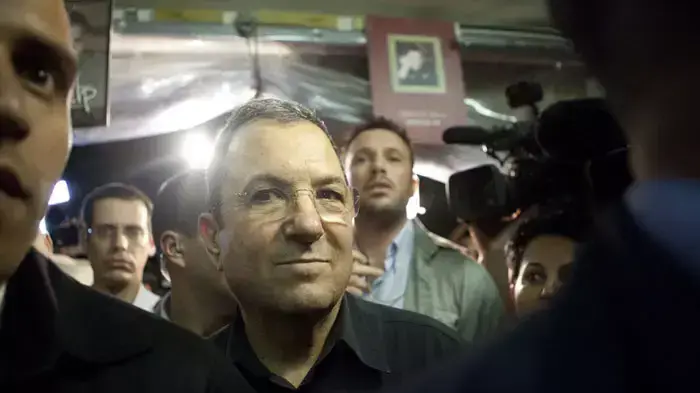 אהוד ברק לאחר אישור הממשלה את שחרורו של גלעד שליט, אוקטובר 2011 אהוד ברק לאחר אישור הממשלה את שחרורו של גלעד שליט, אוקטובר 2011