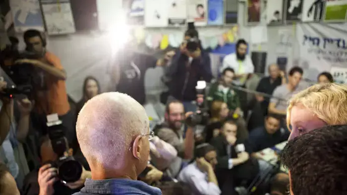 נועם שליט במאהל המחאה למען גלעד שליט לאחר אישור הממשלה את שיחרורו, אוקטובר 2011 נועם שליט במאהל המחאה למען גלעד שליט לאחר אישור הממשלה את שיחרורו, אוקטובר 2011