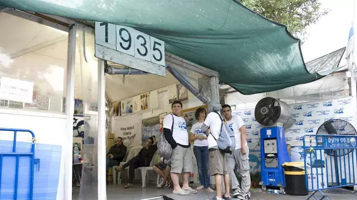 מאהל שליט בבוקר שלאחר ההודעה על חתימת עסקה לשחרורו של גלעד שליט, אוקטובר 2011 מאהל שליט בבוקר שלאחר ההודעה על חתימת עסקה לשחרורו של גלעד שליט, אוקטובר 2011