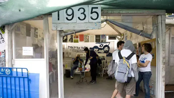 מאהל שליט בבוקר שלאחר ההודעה על חתימת עסקה לשחרורו של גלעד שליט, אוקטובר 2011 מאהל שליט בבוקר שלאחר ההודעה על חתימת עסקה לשחרורו של גלעד שליט, אוקטובר 2011