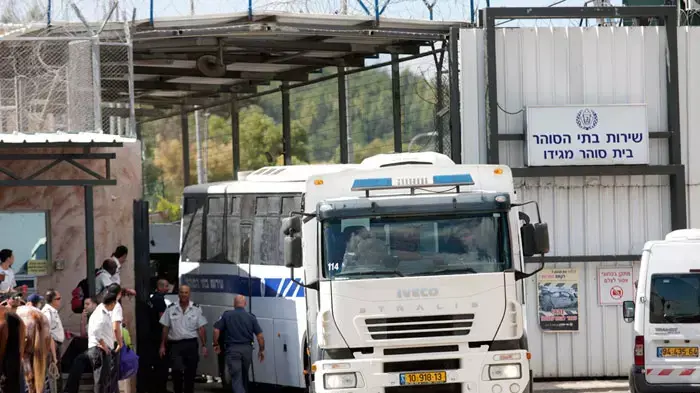 אסירים המשוחררים במסגרת עסקת שליט מובלים מכלא מגידו לקציעות, אוקטובר 2011 אסירים המשוחררים במסגרת עסקת שליט מובלים מכלא מגידו לקציעות, אוקטובר 2011