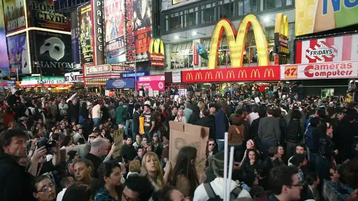 הפגנה של קבוצת "כיבוש וול סטריט" נגד הקפיטליזם הגלובלי, טיימס סקוור, ניו יורק, 15 באוקטובר 2011 הפגנה של קבוצת "כיבוש וול סטריט" נגד הקפיטליזם הגלובלי, טיימס סקוור, ניו יורק, 15 באוקטובר 2011