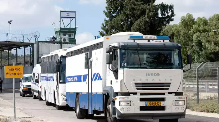 אסירים המשוחררים במסגרת עסקת שליט מובלים מכלא מגידו לקציעות, אוקטובר 2011 אסירים המשוחררים במסגרת עסקת שליט מובלים מכלא מגידו לקציעות, אוקטובר 2011