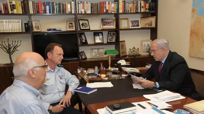 פגישת ראש הממשלה בנימין נתניהו עם המתווך דוד מידן, אוקטובר 2011 פגישת ראש הממשלה בנימין נתניהו עם המתווך דוד מידן, אוקטובר 2011