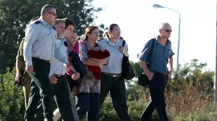 משפחת שליט עולה על מסוק במתחם תפן בדרך לתל נוף לקבל את פניו של גלעד שליט, אוקטובר 2011 משפחת שליט עולה על מסוק במתחם תפן בדרך לתל נוף לקבל את פניו של גלעד שליט, אוקטובר 2011