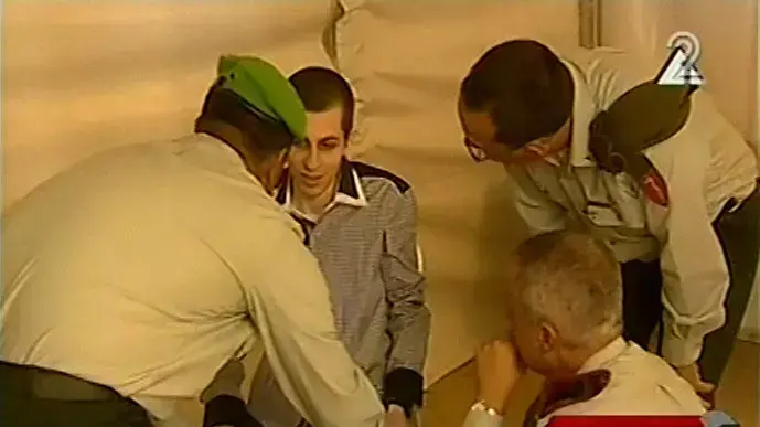 גלעד שליט בשחרורו משבי החמאס עם קציני צה"ל, אוקטובר 2011 גלעד שליט בשחרורו משבי החמאס עם קציני צה"ל, אוקטובר 2011