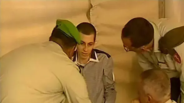 גלעד שליט בשחרורו משבי החמאס עם קציני צה"ל, אוקטובר 2011 גלעד שליט בשחרורו משבי החמאס עם קציני צה"ל, אוקטובר 2011