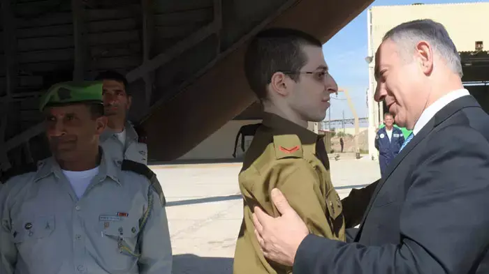 גלעד שליט וראש הממשלה בנימין נתניהו עם חזרתו של גלעד, אוקטובר 2011 גלעד שליט וראש הממשלה בנימין נתניהו עם חזרתו של גלעד, אוקטובר 2011