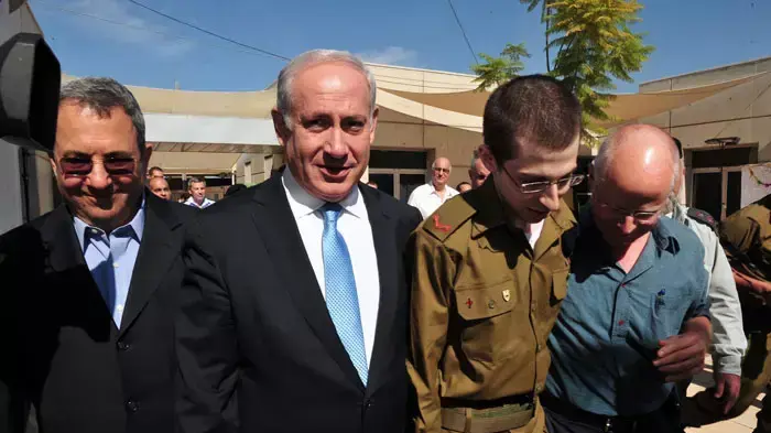 שר הביטחון, אהוד ברק, יחד עם רה"מ, בנימין נתניהו, עם הרמטכ"ל, רא"ל בני גנץ, ועם גלעד שליט, מבסיס חיל האוויר בתל נוף, היום, אוקטובר 2011 שר הביטחון, אהוד ברק, יחד עם רה"מ, בנימין נתניהו, עם הרמטכ"ל, רא"ל בני גנץ, ועם גלעד שליט, מבסיס חיל האוויר בתל נוף, היום, אוקטובר 2011