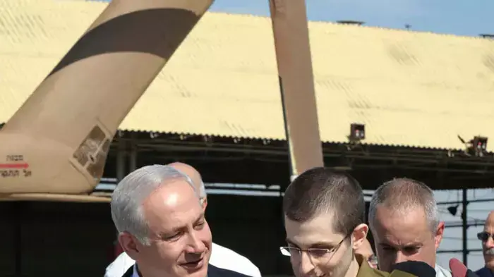 גלעד שליט ובנימין נתניהו בבסיס תל נוף, אוקטובר 2011 גלעד שליט ובנימין נתניהו בבסיס תל נוף, אוקטובר 2011
