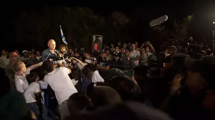 נועם שליט במסיבת עיתונאים מחוץ לביתו אחרי החזרת בנו גלעד שליט, אוקטובר 2011 נועם שליט במסיבת עיתונאים מחוץ לביתו אחרי החזרת בנו גלעד שליט, אוקטובר 2011