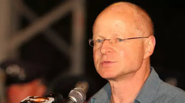 נועם שליט במסיבת עיתונאים מחוץ לביתו אחרי החזרת בנו גלעד שליט, אוקטובר 2011