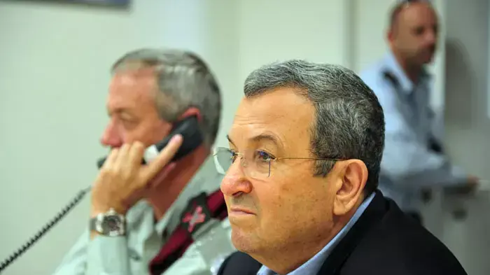 שר הביטחון, אהוד ברק, והרמטכ"ל, בני גנץ לפני חזרתו של גלעד שליט, מהחמ"ל בבסיס חיל האוויר בתל נוף, אוקטובר 2011 שר הביטחון, אהוד ברק, והרמטכ"ל, בני גנץ לפני חזרתו של גלעד שליט, מהחמ"ל בבסיס חיל האוויר בתל נוף, אוקטובר 2011