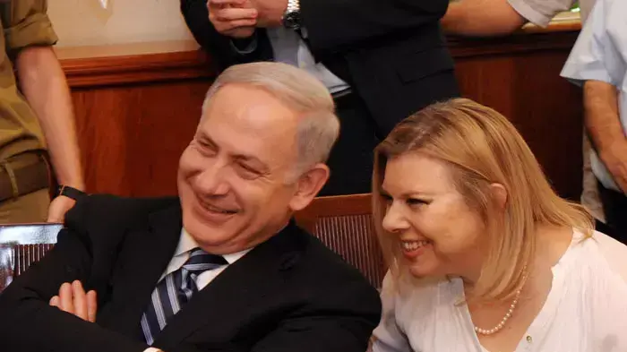 ראש הממשלה בנימין נתניהו ורעייתו שרה בעת חגיגת יום ההולדת לראש הממשלה, במשרד ראש הממשלה בירושלים, אוקטובר 2011 ראש הממשלה בנימין נתניהו ורעייתו שרה בעת חגיגת יום ההולדת לראש הממשלה, במשרד ראש הממשלה בירושלים, אוקטובר 2011