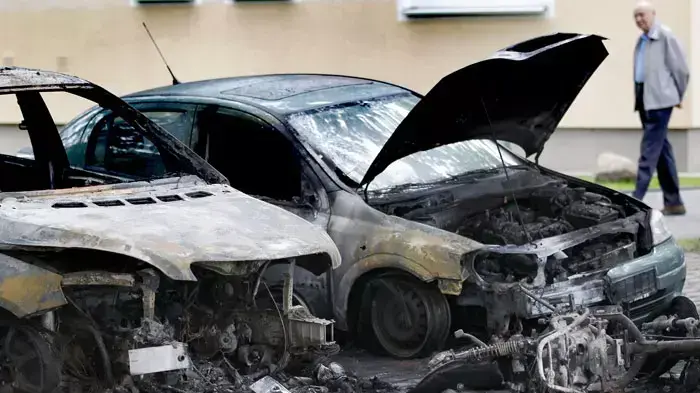 מכונית יוקרה שהוצתה, ברלין, גרמניה, אוגוסט 2011 מכונית יוקרה שהוצתה, ברלין, גרמניה, אוגוסט 2011