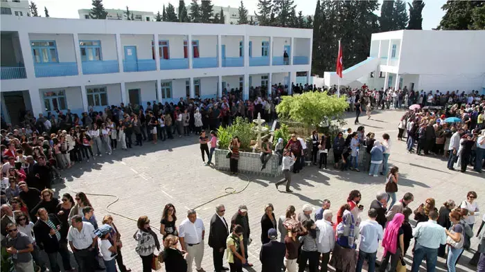 תור מחוץ לקלפי בעיר מנזה, טוניסיה, ביום הבחירות, 23 באוקטובר 2011 תור מחוץ לקלפי בעיר מנזה, טוניסיה, ביום הבחירות, 23 באוקטובר 2011