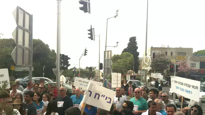 הפגנה של מתמחים מחוץ לבית החולים רמב"ם בחיפה, אוקטובר 2011 הפגנה של מתמחים מחוץ לבית החולים רמב"ם בחיפה, אוקטובר 2011
