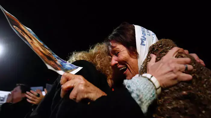 נשות ארגון זכויות האדם "האמהות של כיכר מאי" מתחבקות לאחר שנגזר מאסר עולם על אלברטו אסטיס, בואנוס איירס, ארגנטינה, 26 באוקטובר 2011 נשות ארגון זכויות האדם "האמהות של כיכר מאי" מתחבקות לאחר שנגזר מאסר עולם על אלברטו אסטיס, בואנוס איירס, ארגנטינה, 26 באוקטובר 2011