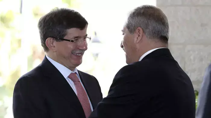 שר החוץ של טורקיה, אחמט דאווט אולו, במפגש עם שר החוץ של ירדן, נאסר ג'ודה, עמאן, 26 באוקטובר 2011 שר החוץ של טורקיה, אחמט דאווט אולו, במפגש עם שר החוץ של ירדן, נאסר ג'ודה, עמאן, 26 באוקטובר 2011