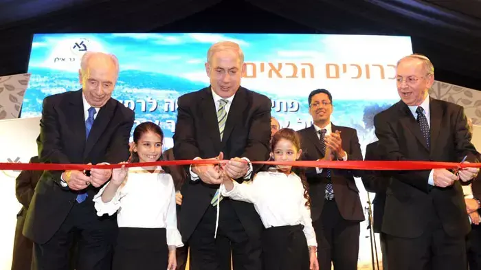 ראש הממשלה בנימין נתניהו ונשיא המדינה שמעון פרס גוזרים את הסרט בטקס חנוכת הפקולטה לרפואה בצפת, אוקטובר ראש הממשלה בנימין נתניהו ונשיא המדינה שמעון פרס גוזרים את הסרט בטקס חנוכת הפקולטה לרפואה בצפת, אוקטובר