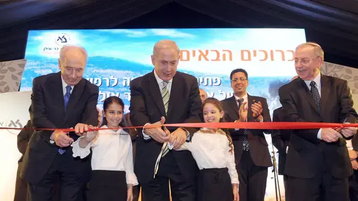 ראש הממשלה בנימין נתניהו ונשיא המדינה שמעון פרס גוזרים את הסרט בטקס חנוכת הפקולטה לרפואה בצפת, אוקטובר 2011 ראש הממשלה בנימין נתניהו ונשיא המדינה שמעון פרס גוזרים את הסרט בטקס חנוכת הפקולטה לרפואה בצפת, אוקטובר 2011