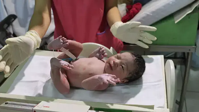 דניקה קמאצ'ו, התינוקת ה-7 מיליארד בעולם, שנולדה בבית חולים בבירת הפיליפינים, מנילה, 31 באוקטובר 2011 דניקה קמאצ'ו, התינוקת ה-7 מיליארד בעולם, שנולדה בבית חולים בבירת הפיליפינים, מנילה, 31 באוקטובר 2011