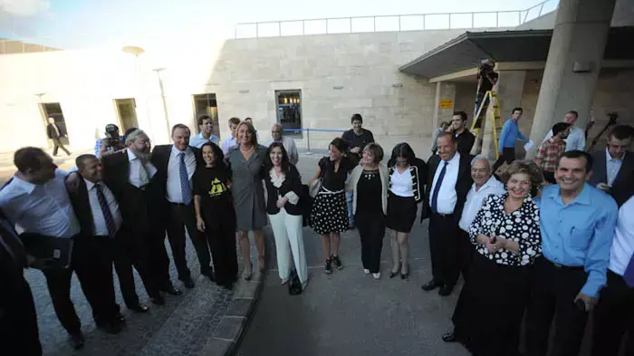 החיבוק הגדול של חברי הכנסת מחוץ לכנסת , אוקטובר 2011 החיבוק הגדול של חברי הכנסת מחוץ לכנסת , אוקטובר 2011