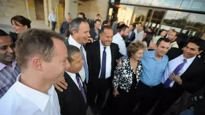 החיבוק הגדול של חברי הכנסת מחוץ לכנסת , אוקטובר 2011 החיבוק הגדול של חברי הכנסת מחוץ לכנסת , אוקטובר 2011