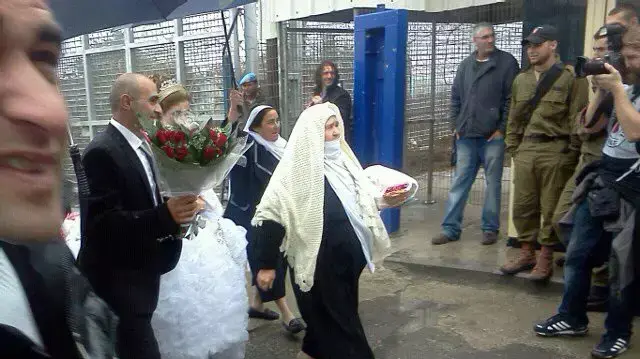 2 כלות סוריות עברו את הגבול להתחתן עם בעליהן בישראל, נובמבר 2011 2 כלות סוריות עברו את הגבול להתחתן עם בעליהן בישראל, נובמבר 2011