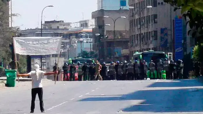 מפגין מול כוחות הביטחון בעיירה חאלידייה הסמוכה לעיר חומס, סוריה, 4 בנובמבר 2011