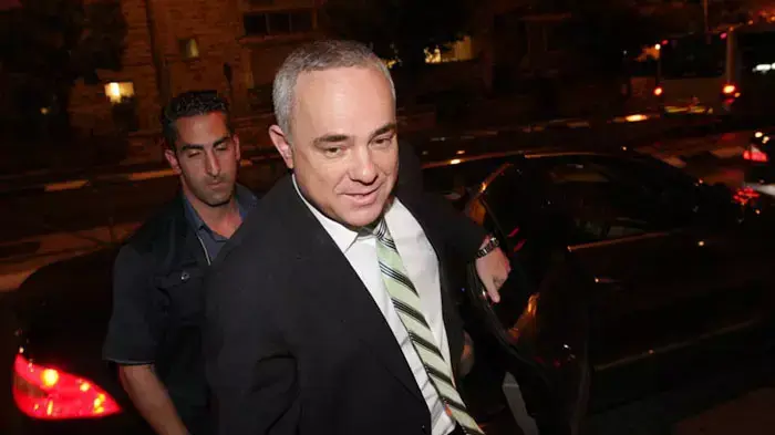 יובל שטייניץ מחוץ לבית הדין לעבודה מגיע לדיון בנוגע לשביתה, נובמבר 2011 יובל שטייניץ מחוץ לבית הדין לעבודה מגיע לדיון בנוגע לשביתה, נובמבר 2011