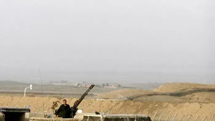 עמדת נ"מ מחוץ למתקן העשרת אורניום סמוך לעיר נתנז, אירן, אפריל 2007 עמדת נ"מ מחוץ למתקן העשרת אורניום סמוך לעיר נתנז, אירן, אפריל 2007